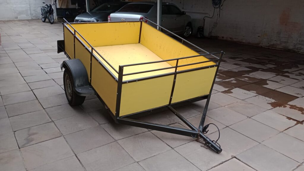 Reboque de médio porte amarelo